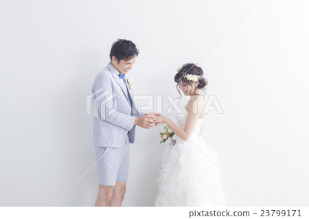 交換戒指的新娘和新郎 交換戒指的新娘和新郎 23799171
