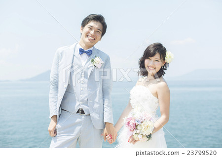 Sea bride and groom Sea bride and groom 23799520