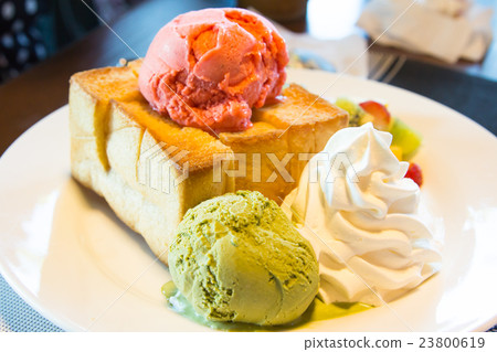 Honey toast with fruit and ice cream. 23800619