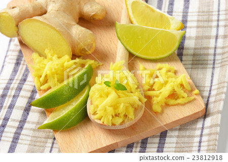whole and grated ginger 23812918