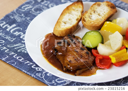 照燒雞肉和溫暖的蔬菜和麵包 23815216