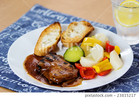 照燒雞肉和溫暖的蔬菜和麵包 23815217