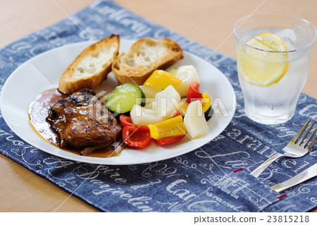 照燒雞肉和溫暖的蔬菜和麵包 23815218