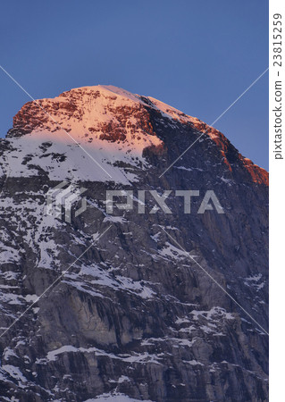 在山頂瑞士的頂峰的艾格峰日出 23815259