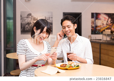 Couple eating lunch Cooperation by shooting: TENOHA Daikanyama 23816847