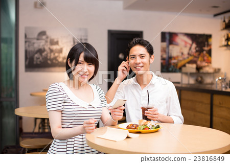 Couple eating lunch Cooperation by shooting: TENOHA Daikanyama 23816849