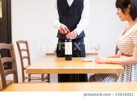 Sommelier and young female photographer who pulls out wine plug Cooperation: TENOHA substitute officer 23816881