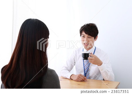 Meeting in person (female male business OL job employee customer customer office worker OL businessman) Meeting in person (female male business OL job employee customer customer office worker OL businessman) 23817351
