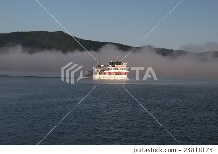Lake Akan in autumn, Morning morning, a pleasure boat to the Marimo group cloth on the opposite bank Lake Akan in autumn, Morning morning, a pleasure boat to the Marimo group cloth on the opposite bank 23818173