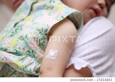 免疫注射（嬰兒女性媽媽流感1歲1嬰兒嬰兒育兒） 23818801