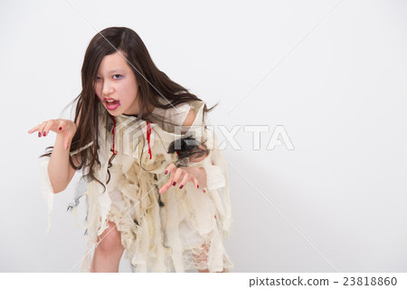 A woman who makes a zombie cosplay 23818860