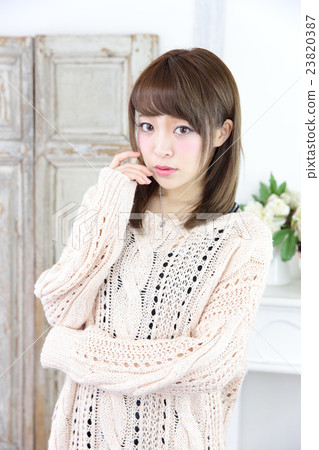 Young lady's hair style 23820387