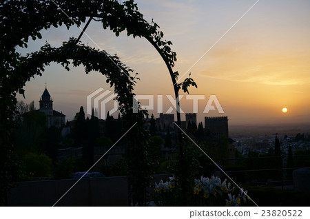 從阿爾罕布拉宮宮殿看的西班牙安大路西亞日落 從阿爾罕布拉宮宮殿看的西班牙安大路西亞日落 23820522