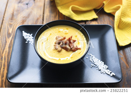 Pumpkin vegetable cream soup 23822251