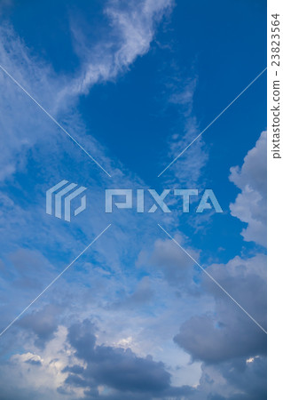 仲夏天空和雲在8月垂直 23823564