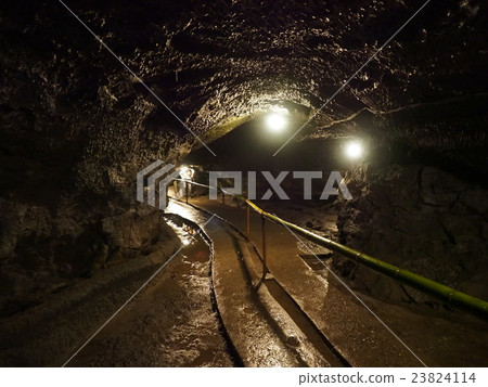 Walking tour of the cave of Futama dumping hole in Yamanashi prefecture 23824114
