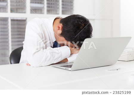 小睡的商人 小睡的商人 23825199