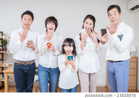 3代家庭（智能手機，驚訝） 23828078
