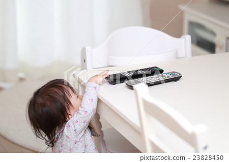 寶貝頑皮（寶貝蹣跚學步的女孩1歲抓住常設電視電視藍光） 23828450
