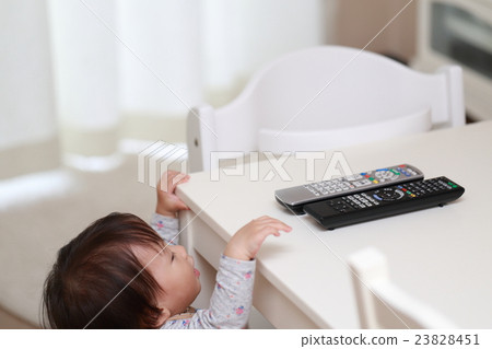 寶貝頑皮（寶貝蹣跚學步的女孩1歲抓住常設電視電視藍光） 23828451