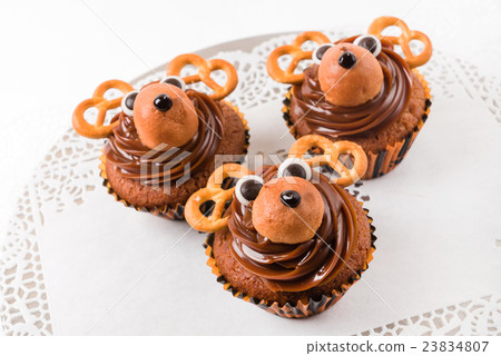 Christmas deer cupcakes 23834807