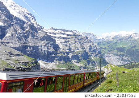 少女峰鐵路連續山在阿爾卑斯山 少女峰鐵路連續山在阿爾卑斯山 23837558