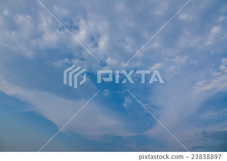 八月仲夏傍晚的天空和雲彩3：2 23838897