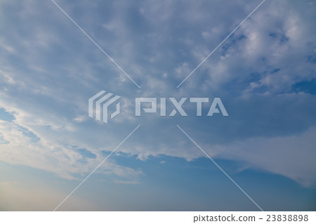 八月仲夏傍晚的天空和雲彩3：2 23838898