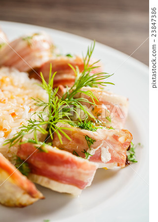 meat rolls with rice 23847386