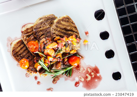 grilled meat with vegetables 23847419