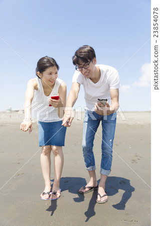 Pokemon GO image blue sky couple beach beach Shonan Enoshima finger pointing Pokemon GO image blue sky couple beach beach Shonan Enoshima finger pointing 23854078