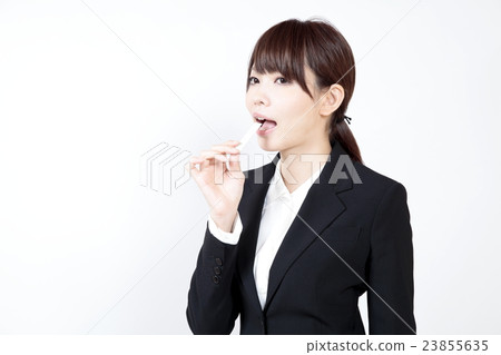 Bite gum / business scene 23855635