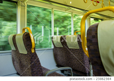 在火車車廂內 23862364