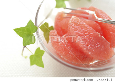 Segment of pink grapefruit 23863191