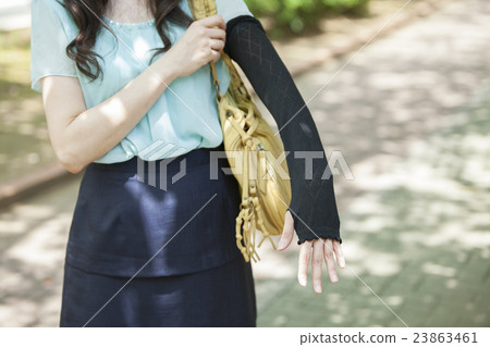40多歲的女性玩手臂套 40多歲的女性玩手臂套 23863461