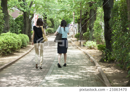 20多歲和40多歲的女性在木板路上行走 20多歲和40多歲的女性在木板路上行走 23863470