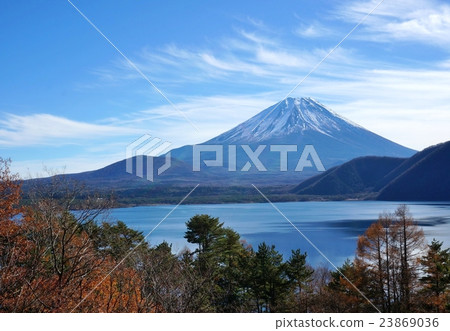 Yamanashi Prefecture Lake Motosu in late autumn Mt. Fuji and clouds 23869036