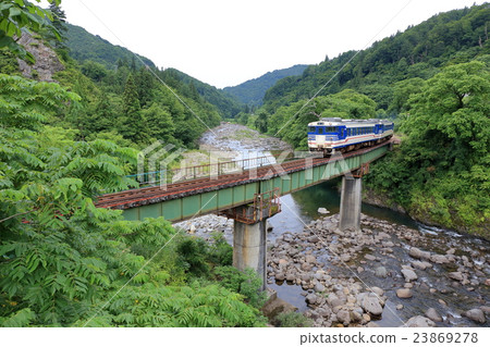 Tadami line running Uonuma 23869278
