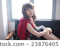 紅色cardade的一名婦女 23876405