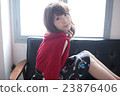 紅色cardade的一名婦女 23876406