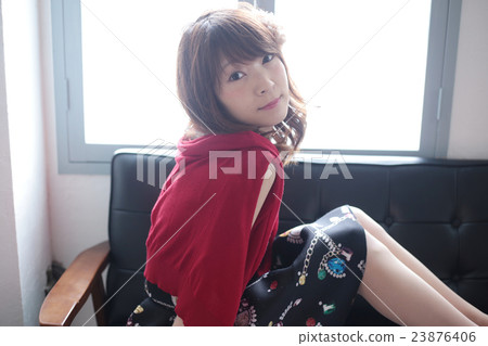 紅色cardade的一名婦女 紅色cardade的一名婦女 23876406