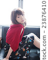 紅色cardade的一名婦女 23876410