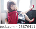 紅色cardade的一名婦女 23876411