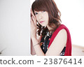紅色cardade的一名婦女 23876414