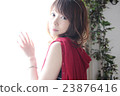 紅色cardade的一名婦女 23876416