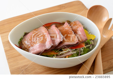 Roast beef salad  23883895