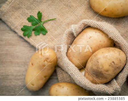 Closeup fresh organic potatoes in hemp sake bag . Closeup fresh organic potatoes in hemp sake bag . 23885385