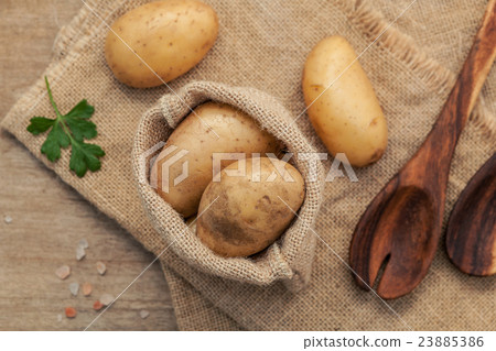 Fresh organic potatoes in hemp sake bag . Fresh organic potatoes in hemp sake bag . 23885386