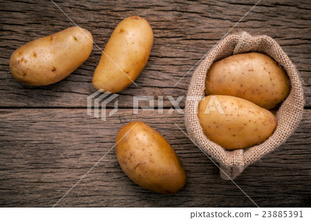 Fresh organic potatoes in hemp sake bag. 23885391
