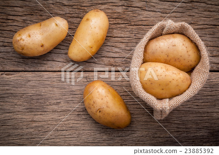 Fresh organic potatoes in hemp sake bag . 23885392